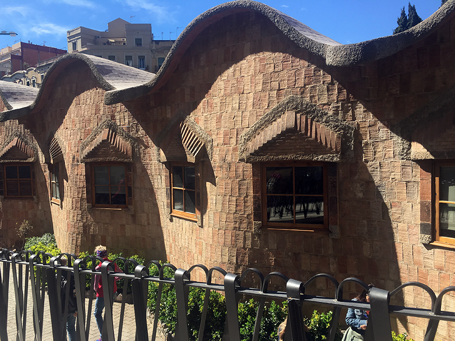 Auch eine kleine Schule hat Antoni Gaudí mal eben schnell neben die Kathedrale bauen lassen.