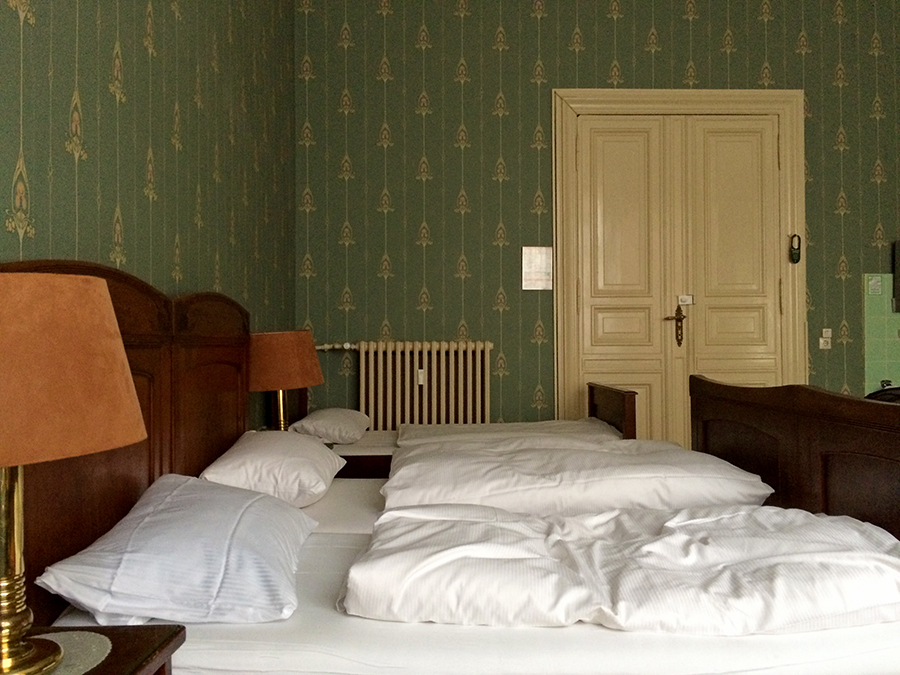 Unser original eingerichtetes Dreibettzimmer in der Hotel Pension Funk. Allein diese Tapeten!