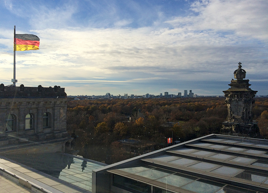 Wunderschöner Blick vom Reichstag auf den 'Großen Tiergarten', Berlins ältesten Park.