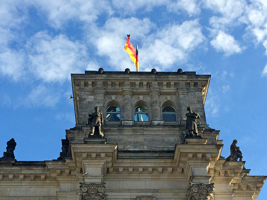 Blick auf einen der vier Türme des Reichstags nach Passieren der Sicherheitskontrolle.