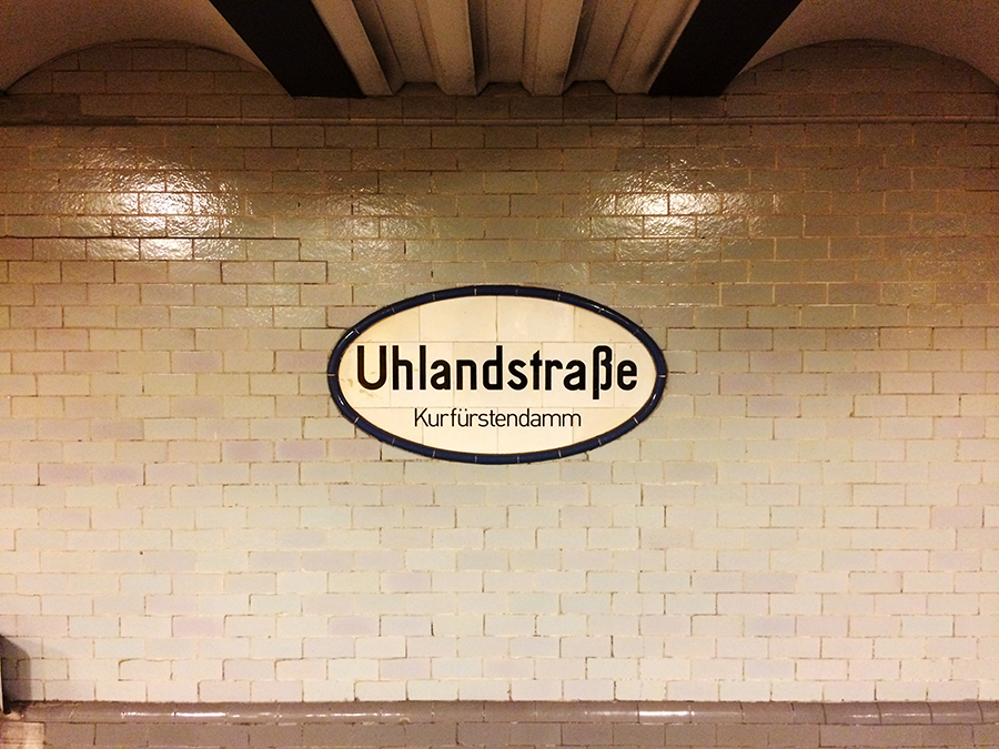 Die U-Bahnhaltestelle 'Uhlandstraße' nahe Kurfürstendamm, die nächste Station.