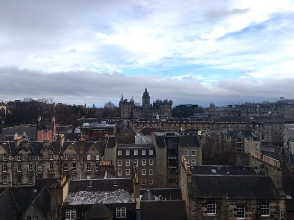Blick auf Edinburgh in der Dämmerung.