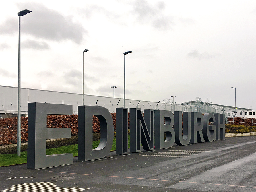 Edinburgh in Großbuchstaben vor dem Flughafen der schottischen Hauptstadt.