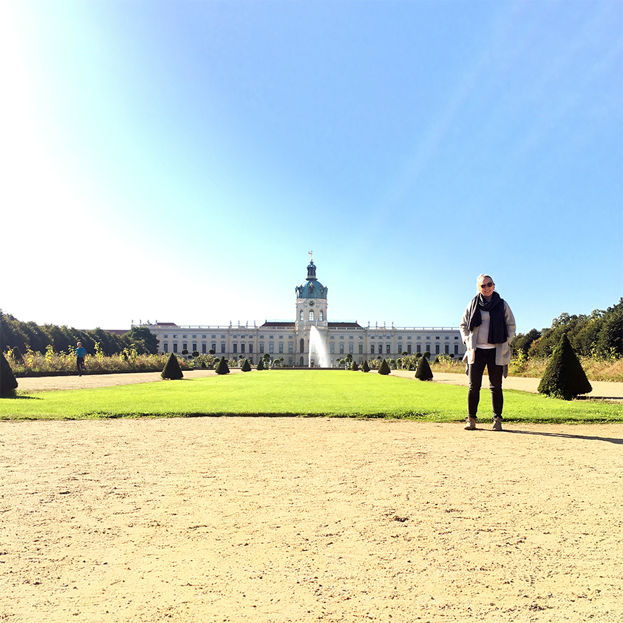 Das bin ich. Allerdings nicht in Köln, sondern in Berlin, vor dem Schloss Charlottenburg. Meine Mit-Traveller wollten nicht mit auf's Foto. So ist das, wenn man mit Kindern reist.