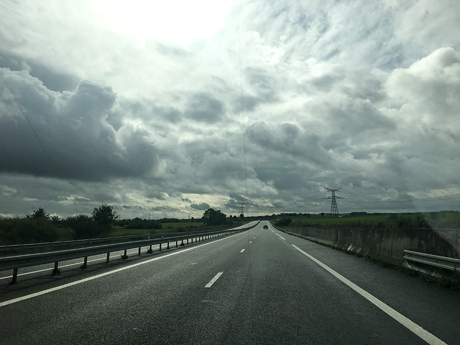 Menschenleere Straße: Da haben wir Glück bei unserem Roadtrip. Das Wetter ist allerdings durchwachsen, aber das stört uns nicht.