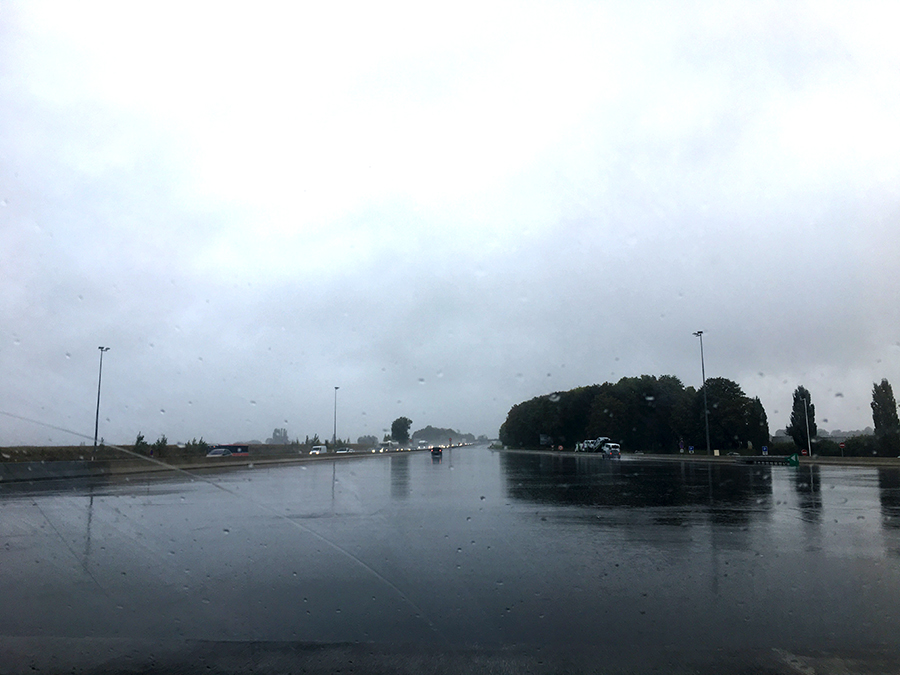 Wie öfter in Frankreich fehlen übrigens nach der Mautstation jegliche Fahrbahnmarkierungen - einfach immer weiter fahren.