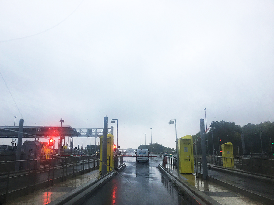 Diese Maut-Station sieht etwas anders aus: Hier kann man an jede Schranke hinfahren, bezahlt wird erst später, wenn man die mautpflichtige Straße wieder verlässt.