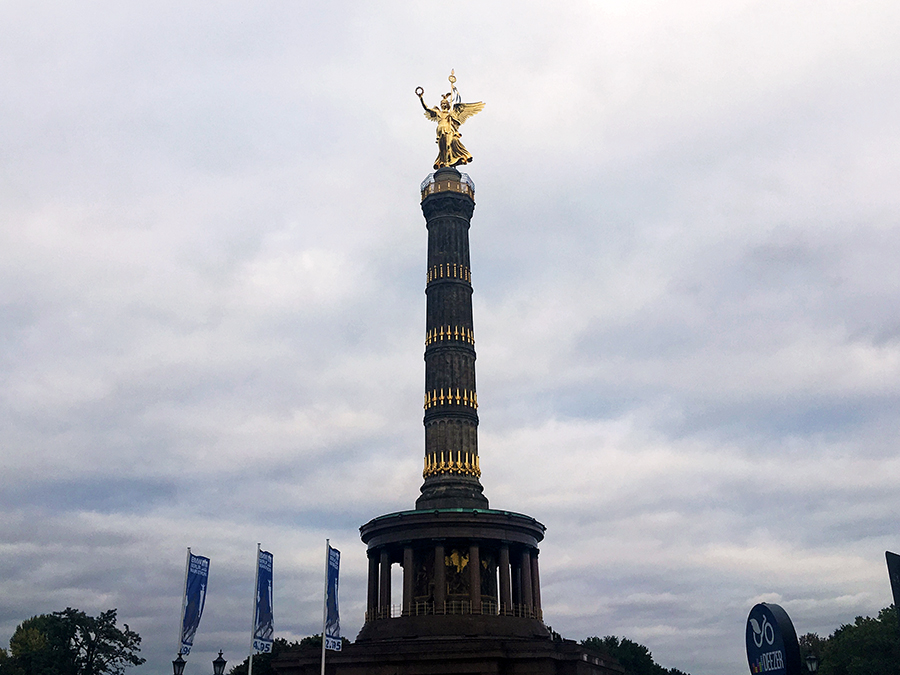 Eisgraue Winterwolken umhüllen die 'Goldelse', die Siegessäule mitten im Berliner Tiergarten.