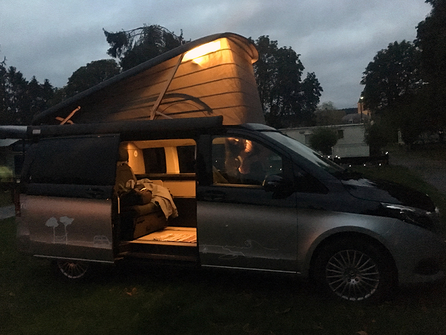 Unser Campervan in der Abenddämmerung.