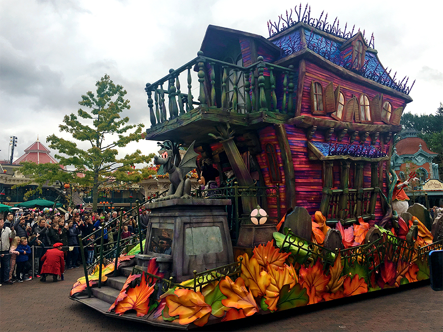 Auch Pluto samt seinem ganzen Haus sind im Halloween-Look. Erschrecken muss sich hier aber keiner - der Fokus liegt klar auf fröhlich-buntem Spaß.