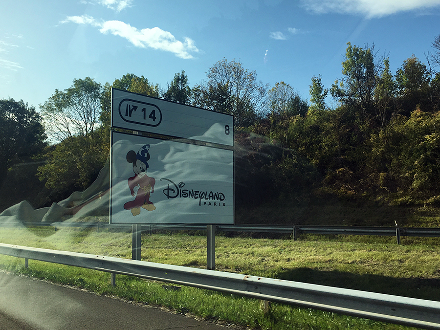 Schon lange vorher wird das Disneyland rechtzeitig angekündigt.