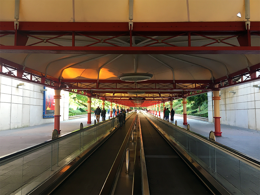 Eins der vielen Laufbänder auf dem Weg zum Disneyland.