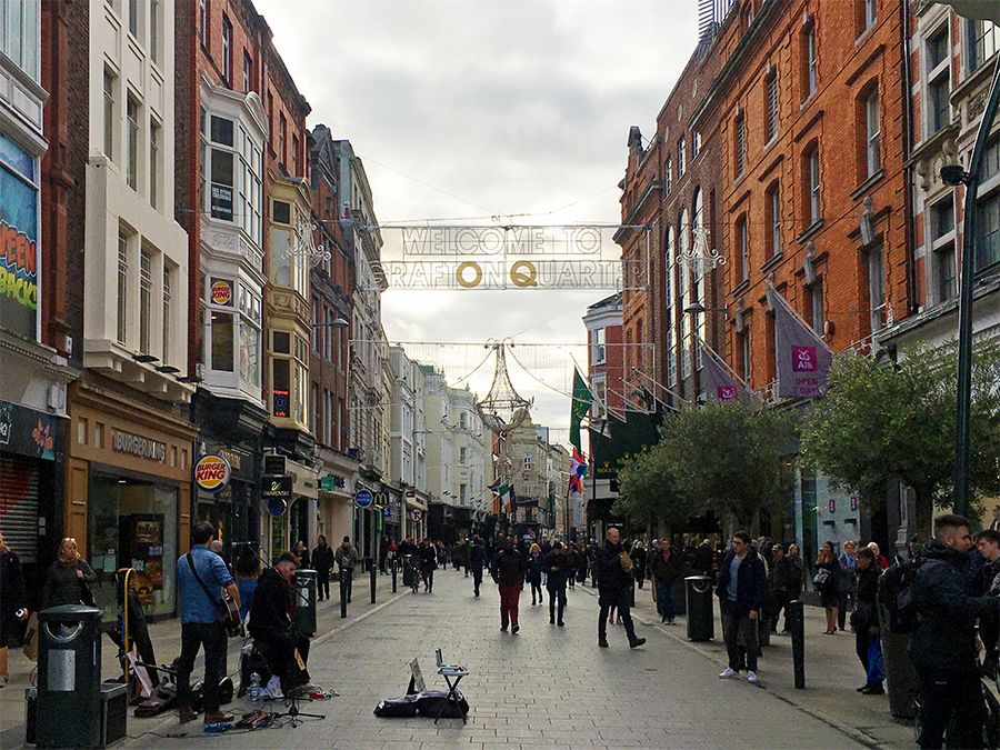 Die 'Grafton Street' führt vom Trinity College hinunter zur Stephens Green Mall.