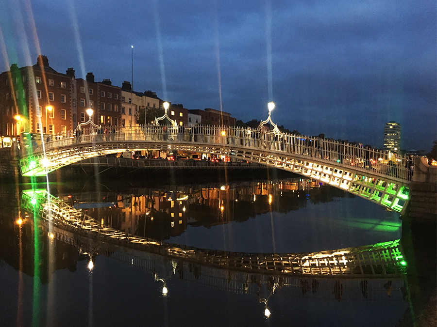 Auch die Ha' Penny Bridge erstrahlt abends wundervoll: Natürlich in grün, weiß und orange!