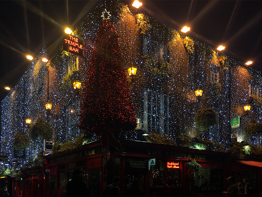 Ein echter Hingucker ist die 'Temple Bar' tatsächlich auch in der Vorweihnachtszeit: Das ganze Haus komplett mit einem Lichternetz überzogen und riesigem, roten Tannenbaum auf der Ecke. Wie kriegt man den bloss da hoch?