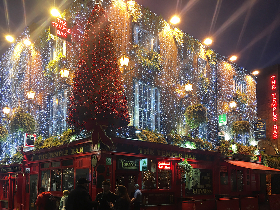 Wunderschön: Der urige Pub 'Temple Bar' im gleichnamigen Viertel in voller Weihnachtsbeleuchtung!