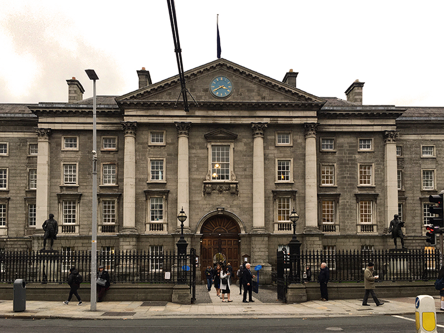 Das Haupteingangsgebäude des Trinity College von der Straße aus gesehen.