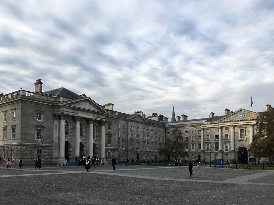 Der 'Parliament Square' ist gesäumt von der 'Examination Hall', dem 'Regent House'...