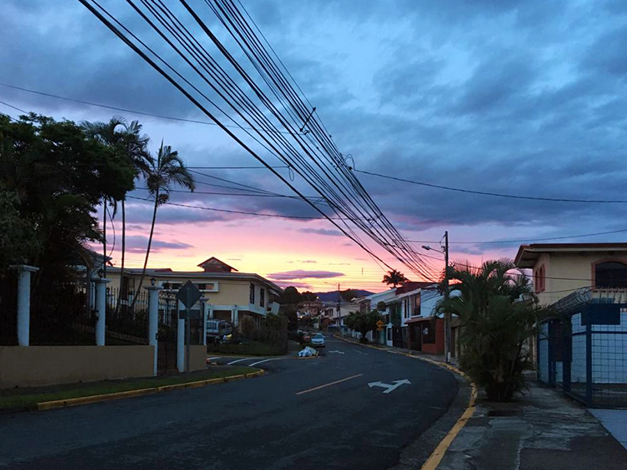 Sonnenaufgang über den Straßen von San José. Hach, Sehnsucht!