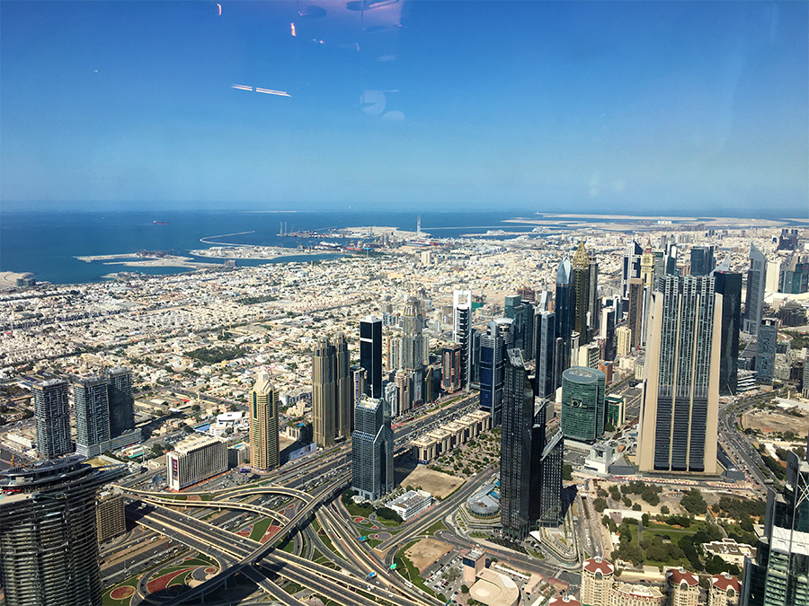 Blick über Dubai nach rechts, gen Norden. In diese Richtung geht es zum Creek, an dem das ursprüngliche Perlenfischerdorf Dubai vor langer Zeit gegründet wurde, lange vor dem ersten Ölfund.