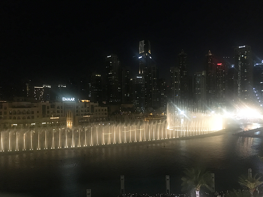 Mehrere hundert Meter lang sind die mehr als 1.000 Fontänen der Springbrunnen im 'Burj Lake' verteilt.