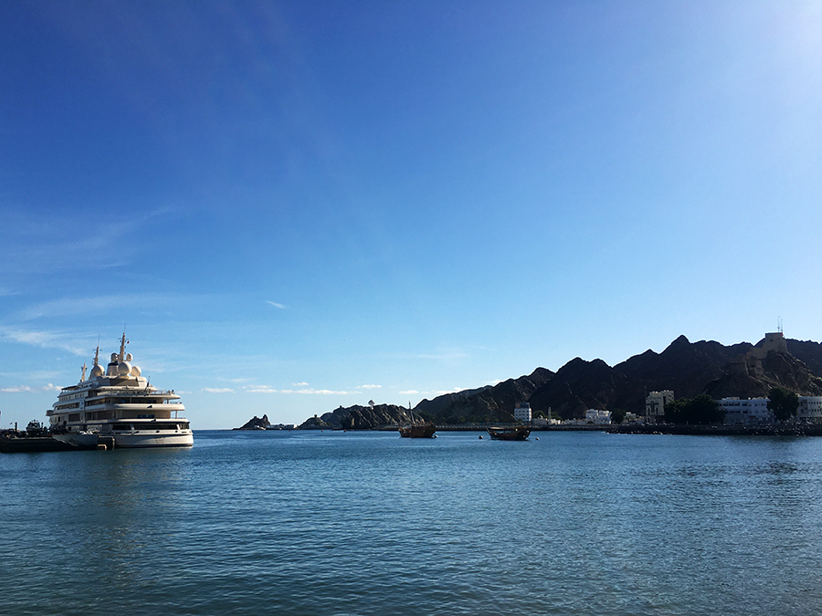 In der Bucht von Maskat liegt die Yacht des Sultans vor Anker - die größte der Welt!