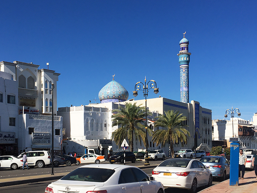 ...vorbei an der mit Mosaiken reich verzierten Moschee von Muttrah.