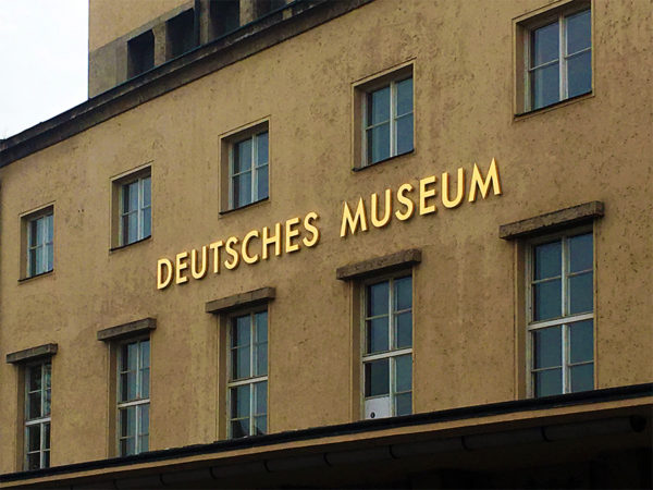 Das Deutsche Museum auf der Museumsinsel der Isar in München.