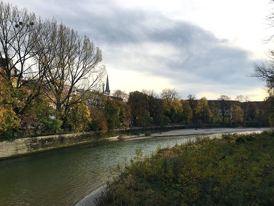 Idyllisches München im Herbst an einer Schleife der Isar kurz vor der Museumsinsel.