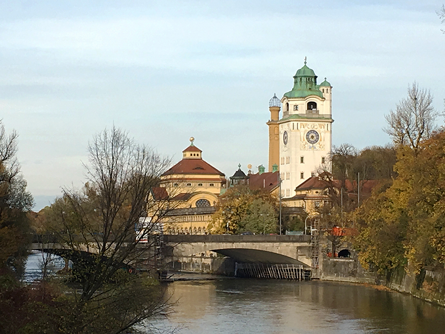 Blick auf das 'Müllersche Volksbad', ein traumhaft schönes Schwimmbad in einem Jugendstilgebäude.