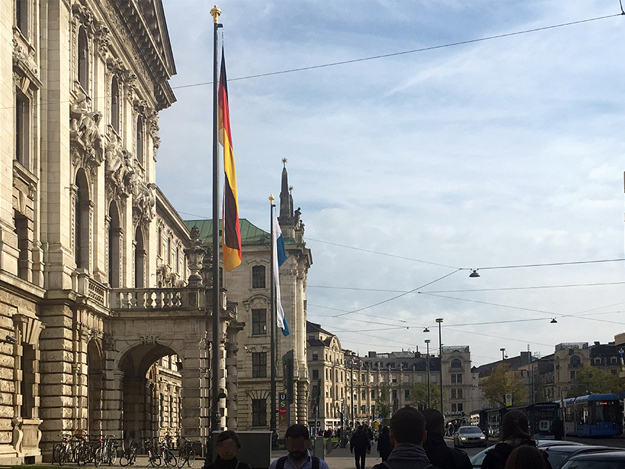 Vom Hauptbahnhof vorbei am Landgericht von München Richtung Stachus.