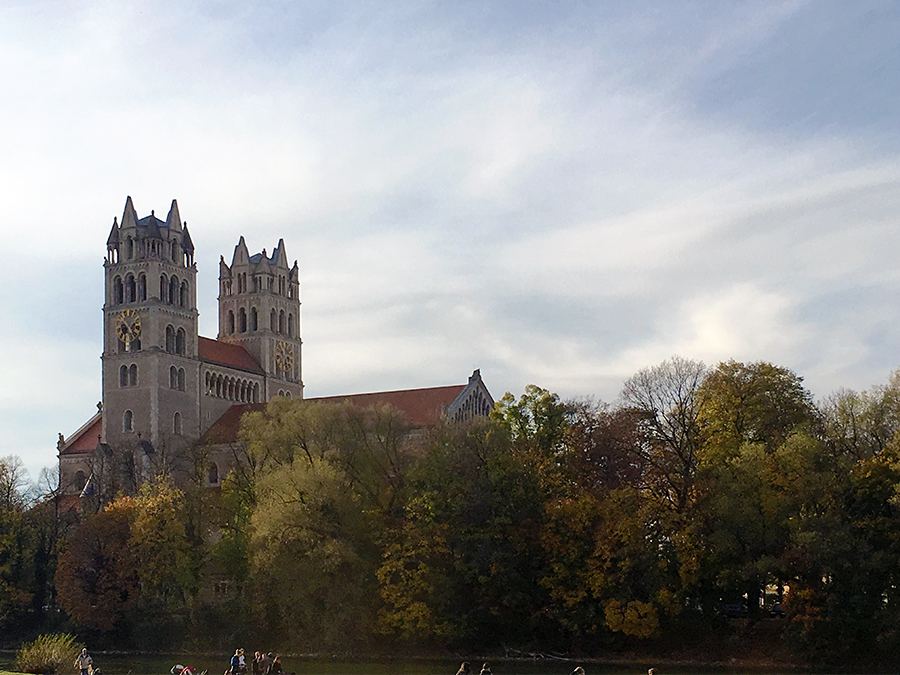 Malerisch gelegen am Ufer der Isar: Die Kirche St. Maximilian.