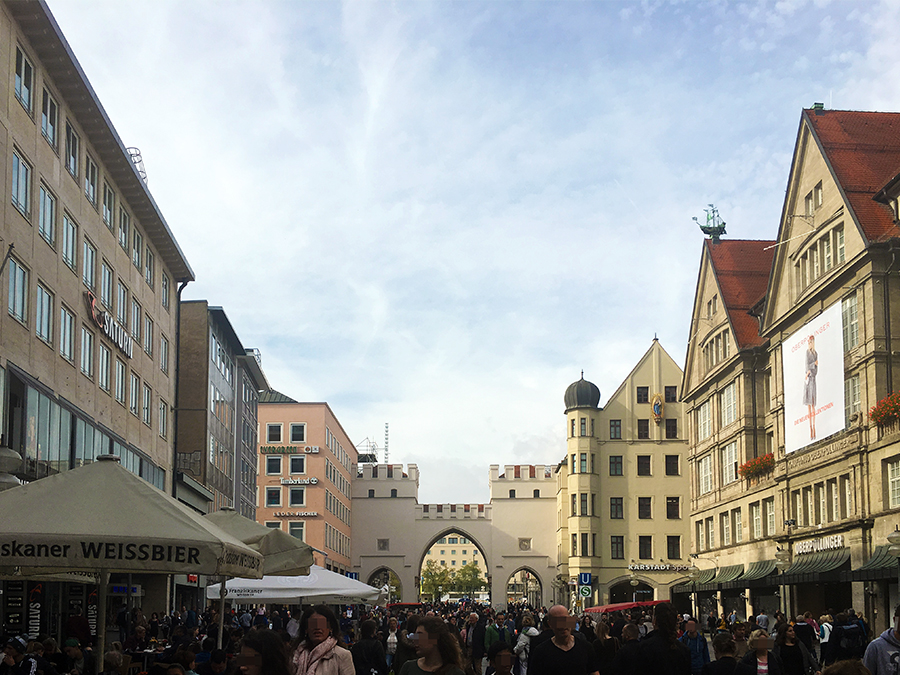 Blick zurück auf Karlstor und dahinter Stachus, aus der Einkaufsstraße.