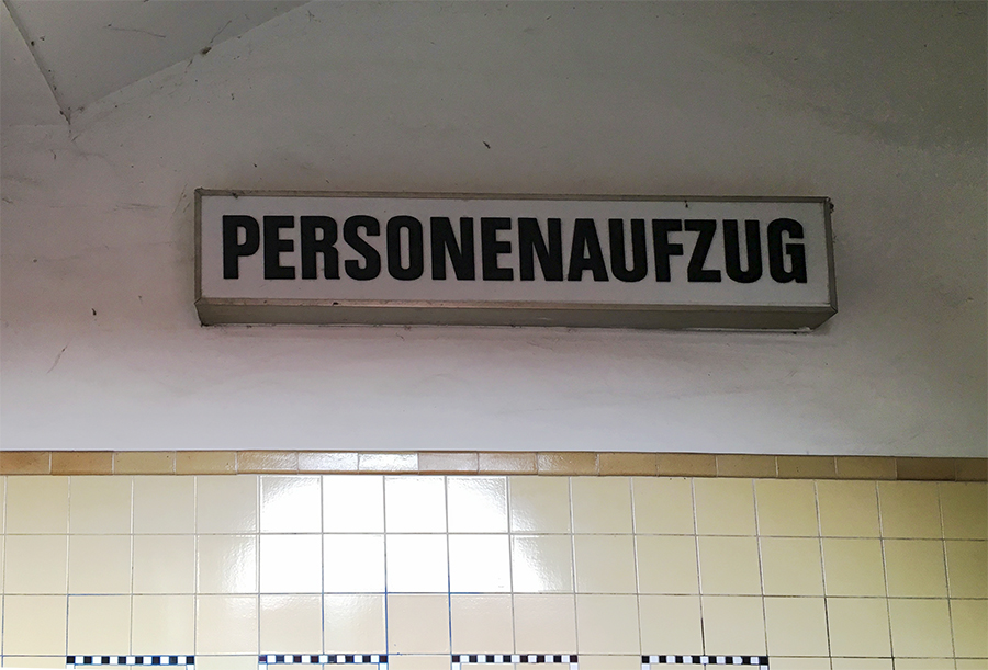 Bitte hier entlang zu den Personenaufzügen.