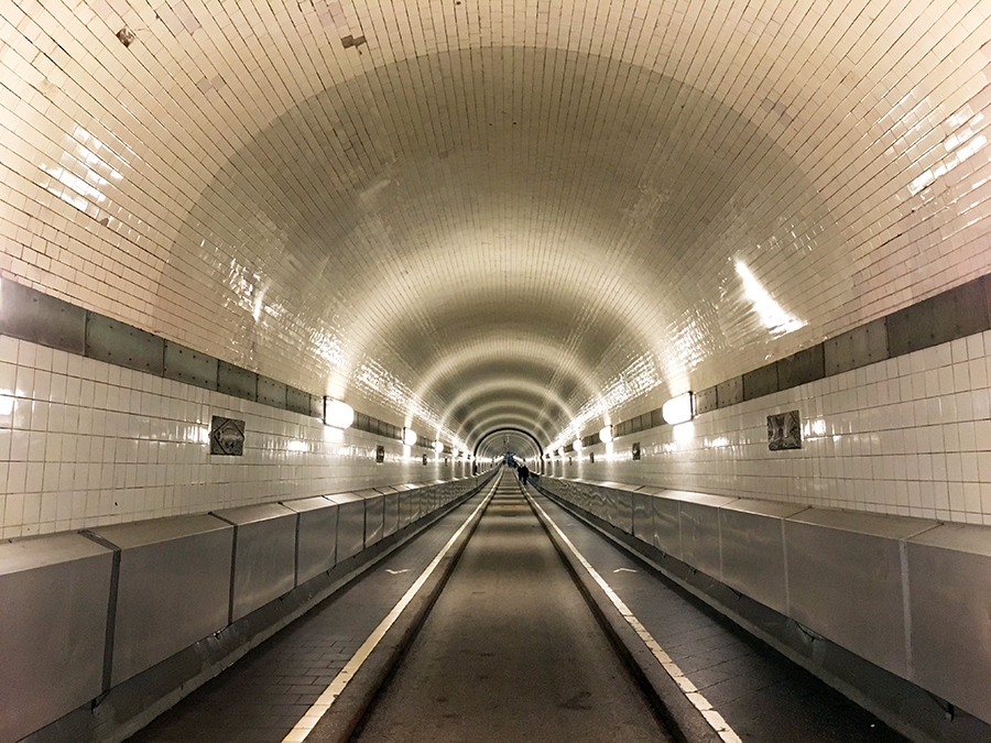 Das klassische Foto aus dem Alten Elbtunnel: Wunderbare Symmetrie.