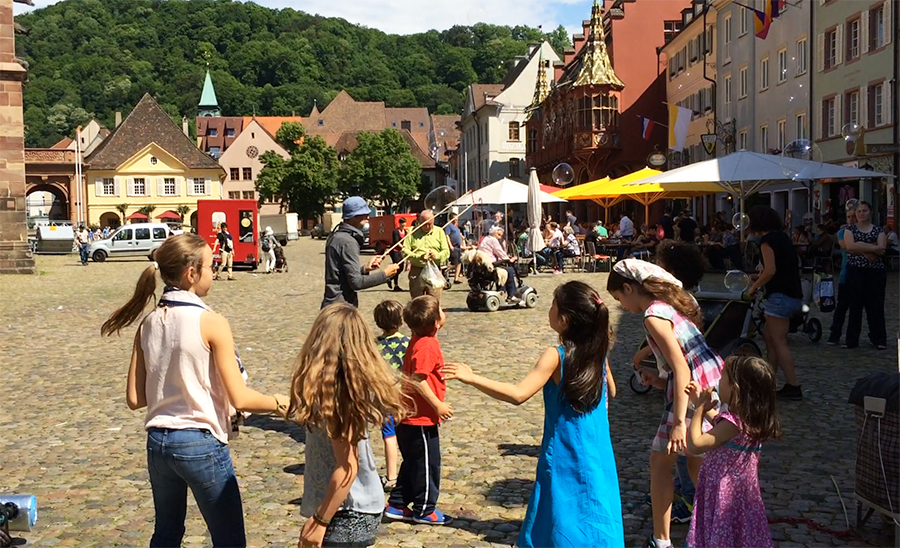 Ah, da ist er ja, der Straßenkünstler. Das passt ja auch wunderbar zu diesem sonnigen Tag!