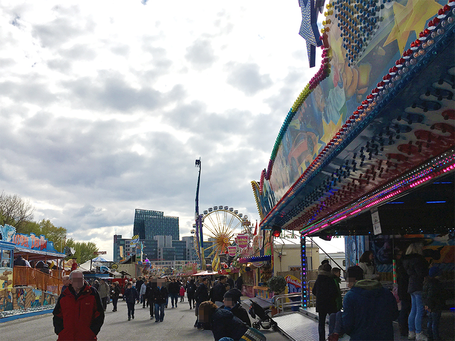 Wunderbare bunte Kirmeswelt auf dem Hamburger Dom.