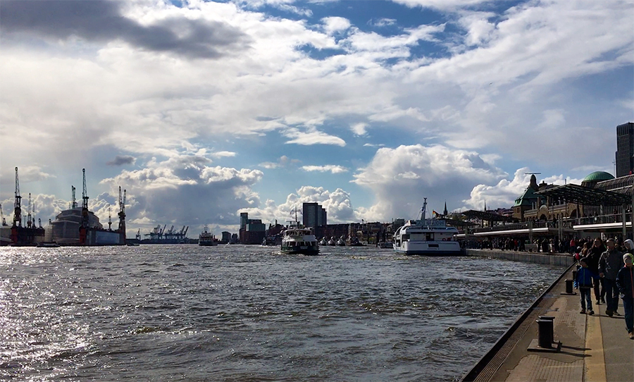 An den Landungsbrücken in Hamburg entlang flanieren.