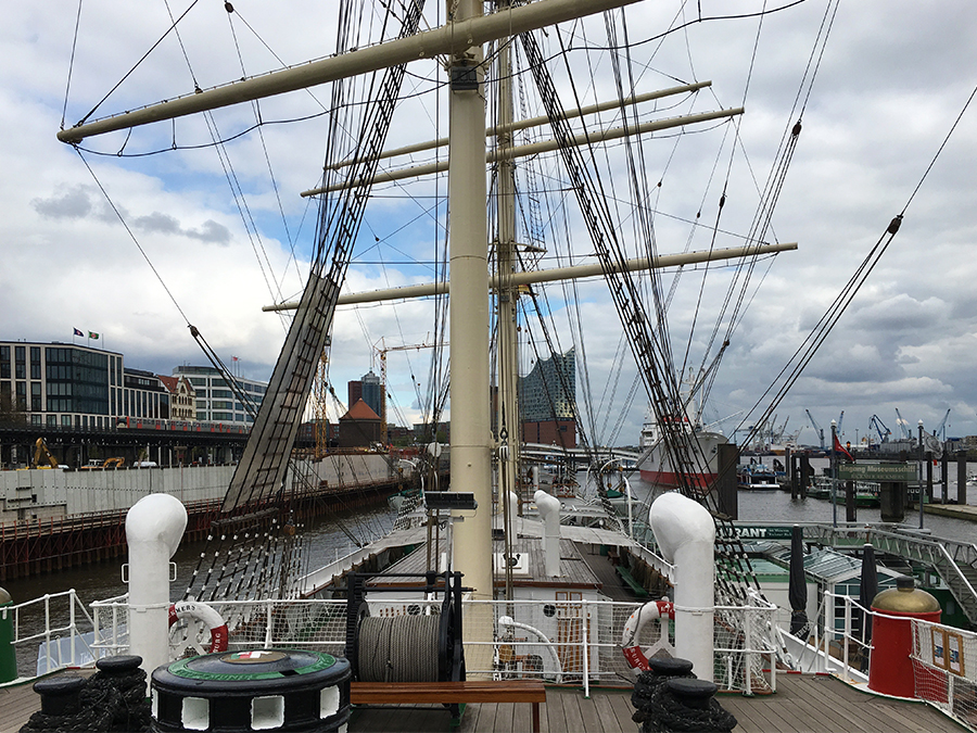 Das macht Spaß, auf so einem Segelschiff herumzustromern! Seht ihr im Hintergrund übrigens die Elbphilharmonie?