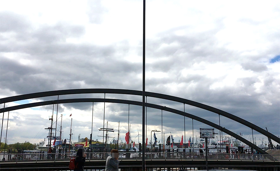 Blick über die Kehrwiederbrücke auf die vielen Yachten und Schiffe, die vor Anker liegen.