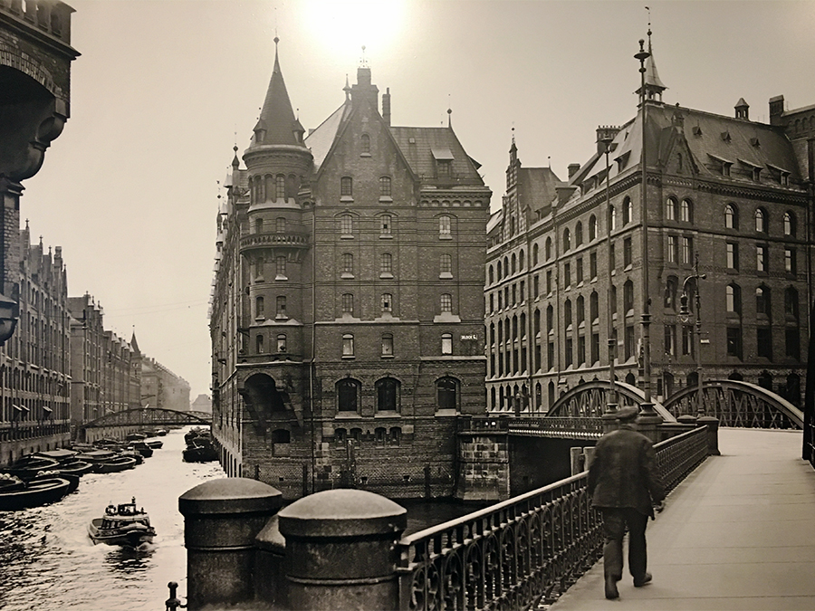 die vielen originalen, alten Aufnahmen der Speicherstadt, die hier ausgestellt sind.