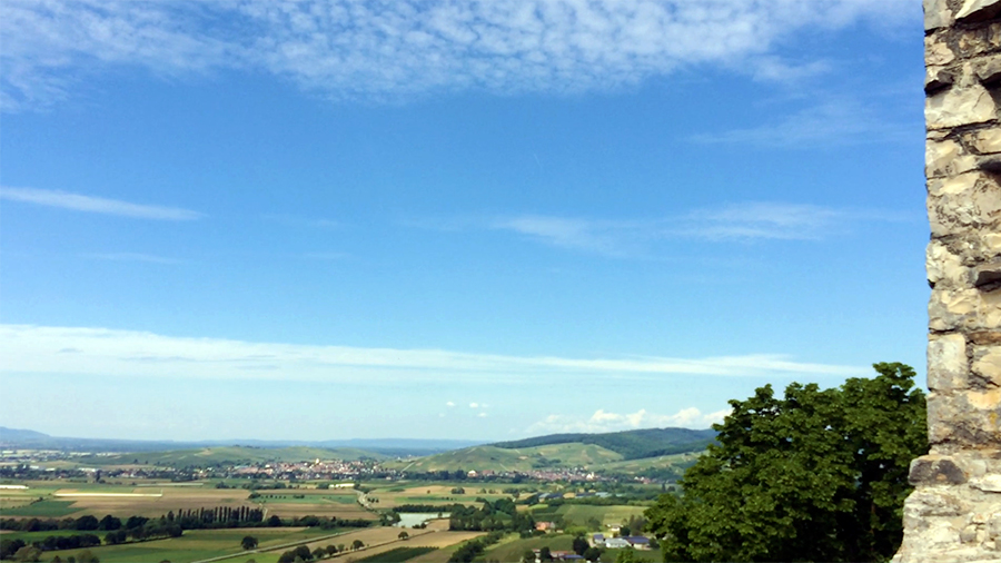 Weiter Blick über das Land, Felder und Wiesen.