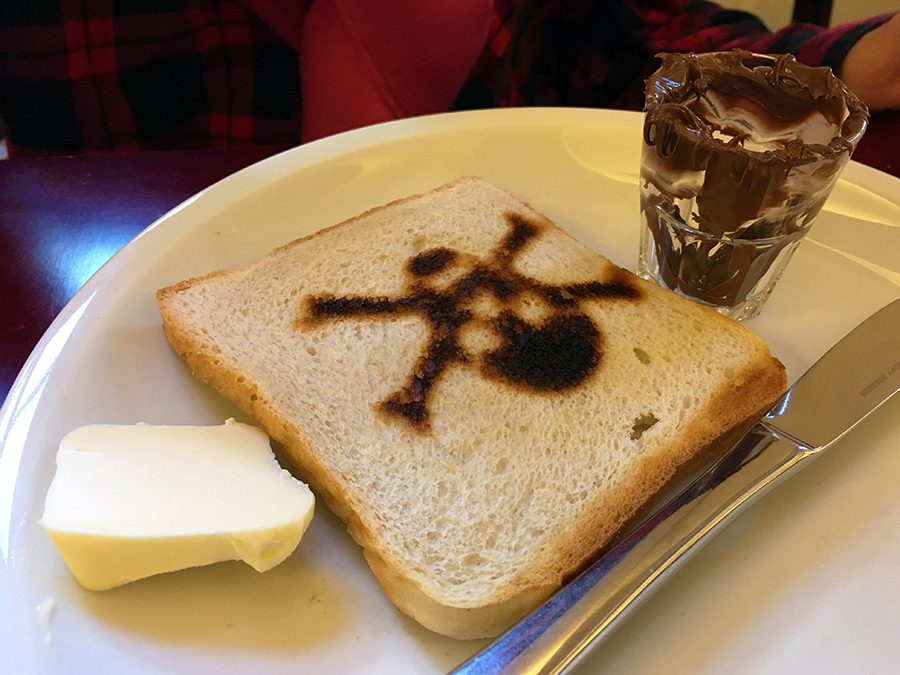 Ein echter Piratentoast zum Frühstück in der Hansestadt.