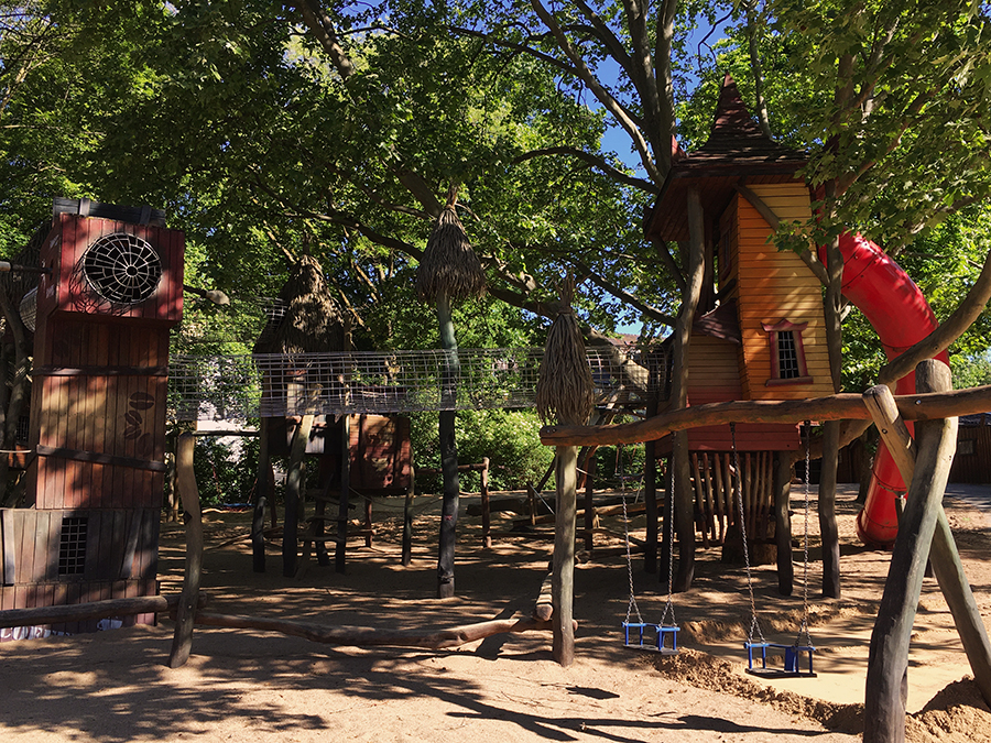 Ein Magnet für alle Kinder: Der schöne und naturnah gestaltete Spielplatz!