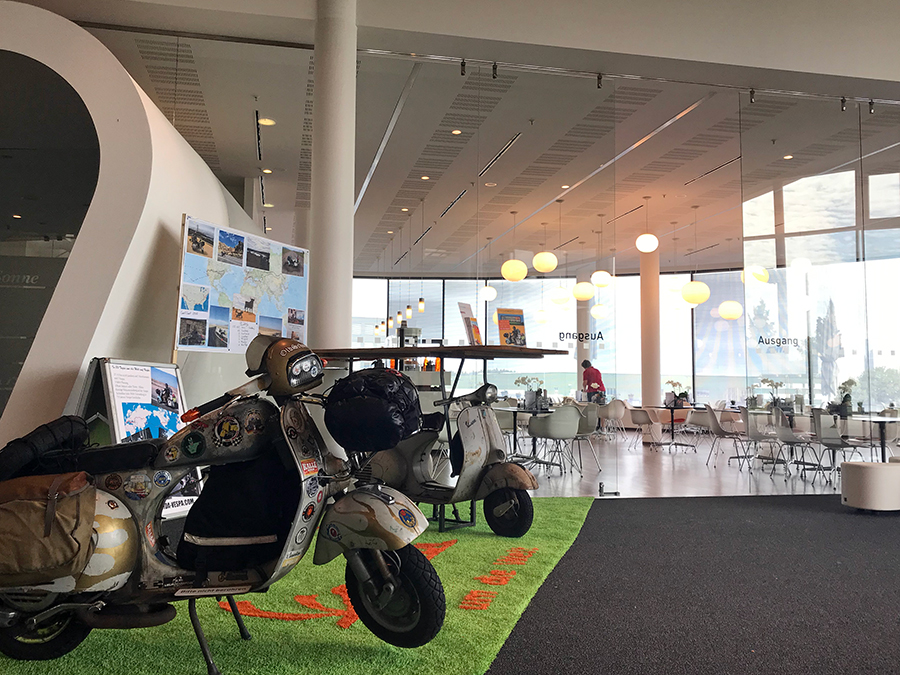 Schon in der Eingangshalle des Erwin-Hymer-Museums sind ein paar weitergereiste Motorräder zu bestaunen, im Hintergrund das Restaurant.