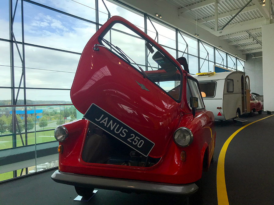 Die Ära der Kleinstwagen beginnt: Hier der berühmte "Janus" der Zündapp-Werke, ein wahres Raumwunder, mit Platz für vier Personen!