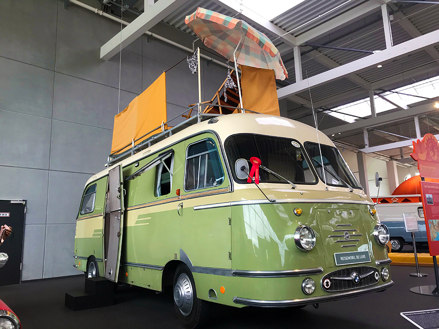 Doch auch richtige, große Wohnmobile gab es schon: hier das "Reisemobil de Luxe", samt Sonnenschirm und Sichtschutz auf dem Dach!