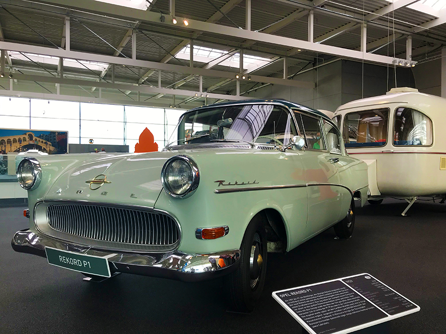 Dieser Opel Rekord mit Anhänger sieht mit seinen großen Panoramascheiben glatt aus wie ein amerikanischer Straßenkreuzer.