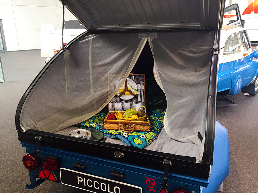 Ein "Piccolo", ein passender Caravan Anhänger, komplettierte die Isetta für Urlaubsreisen und Ausflüge.