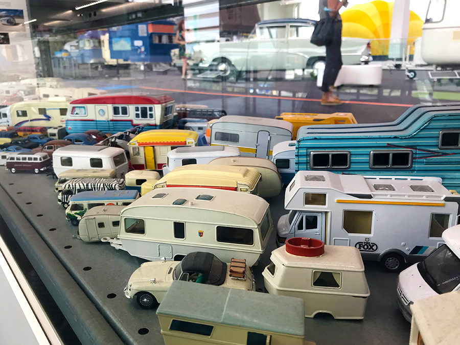 Es gibt auch eine Vitrine mit unzähligen, nostalgischen Wohnmobil- und Wohnwagen-Modellen, hach!